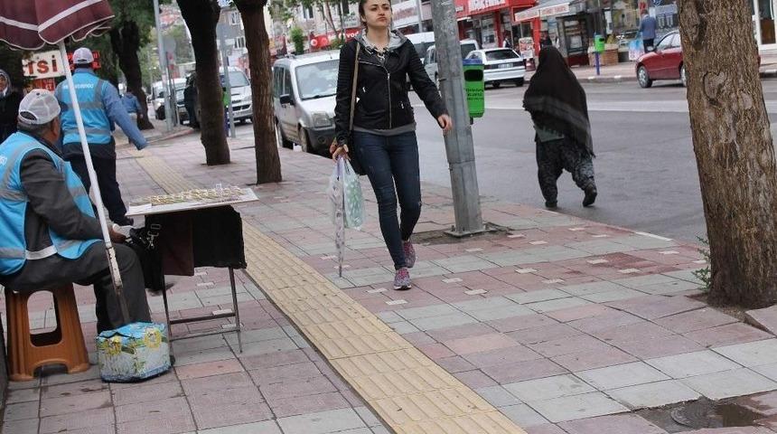 Hava Soğuyunca Vatandaş Sokağa Kışlık Elbiseler İle &Ccedil;ıktı