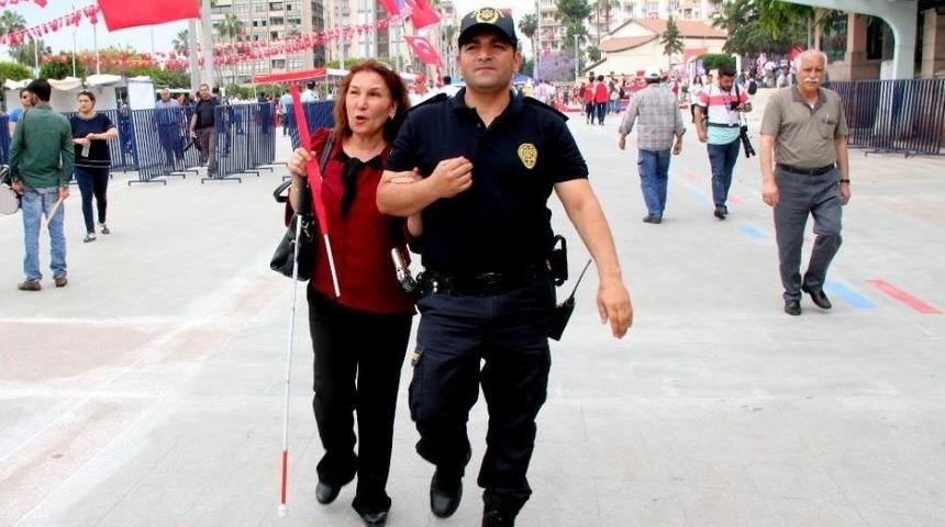 Kutlamalarda Mersin Polisinden &Ouml;rnek Davranış
