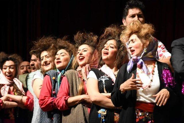 Komşu K&ouml;y&uuml;n Delisi&rsquo;nden Kahkaha Tufanı 1