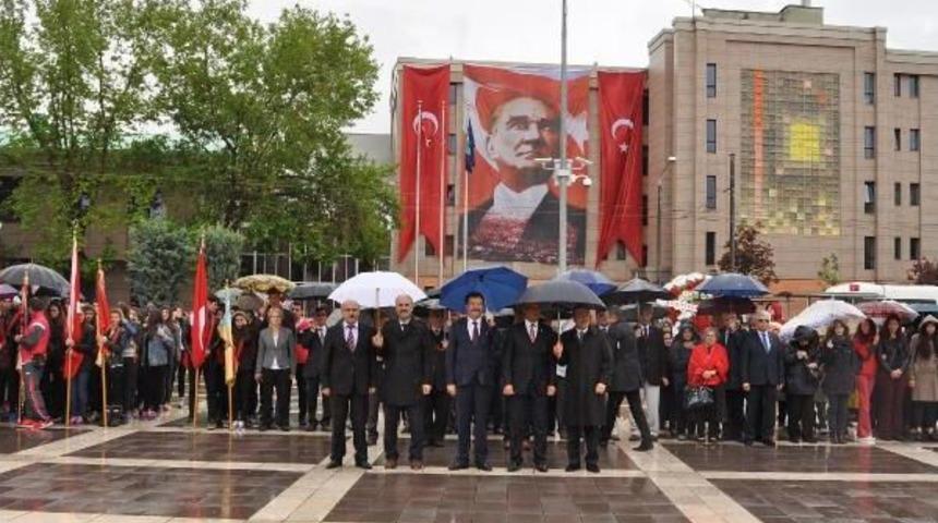 Eskişehir'de Yağmur Altında 19 Mayıs T&ouml;reni