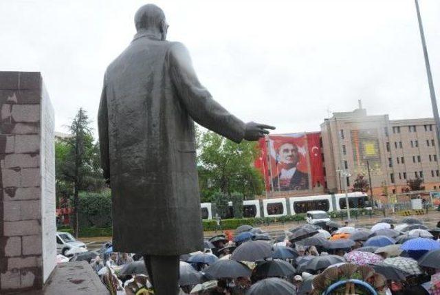 Eskişehir'de Yağmur Altında 19 Mayıs Töreni