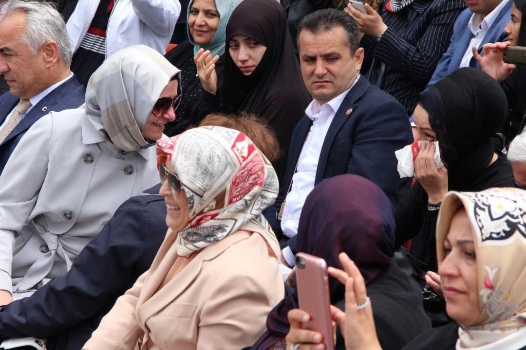 Engelli &Ouml;ğrencilerin G&ouml;sterisinde Ağlayan Anneyi Bakan Kaya Teselli Etti