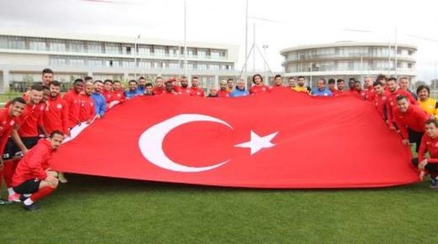 Antalyasporlu Futbolcular 19 Mayıs Bayrağı A&ccedil;tı