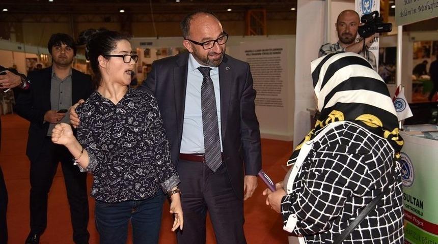 Başkan &Uuml;z&uuml;lmez, Erdoğan&rsquo;ın Resmini &Ccedil;izen G&uuml;lşah&rsquo;ın Sergisini Ziyaret Etti