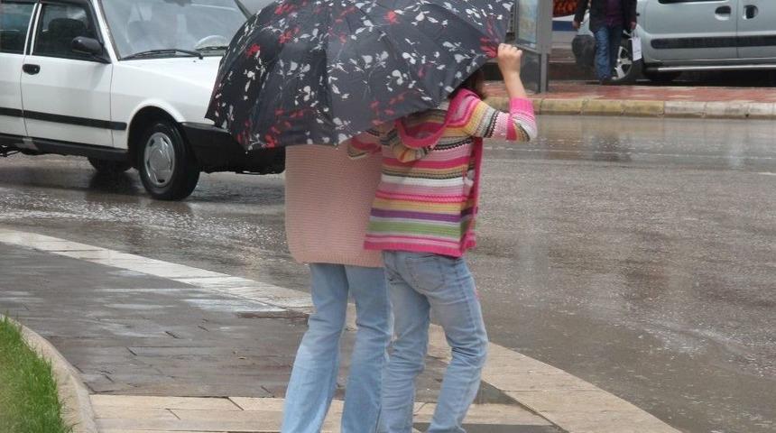 Elazığ&rsquo;da Sağanak Yağış Etkili Oldu