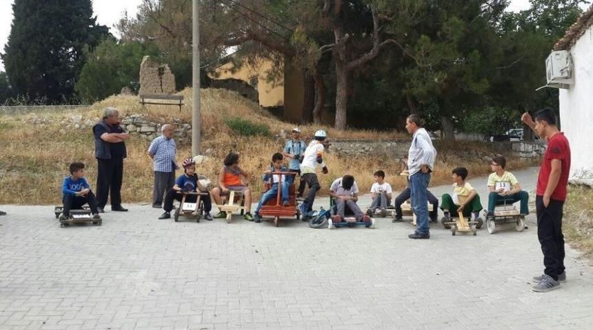 &Ouml;ğrenciler Kendi Yaptıkları Tahta Arabalarla Yarıştı