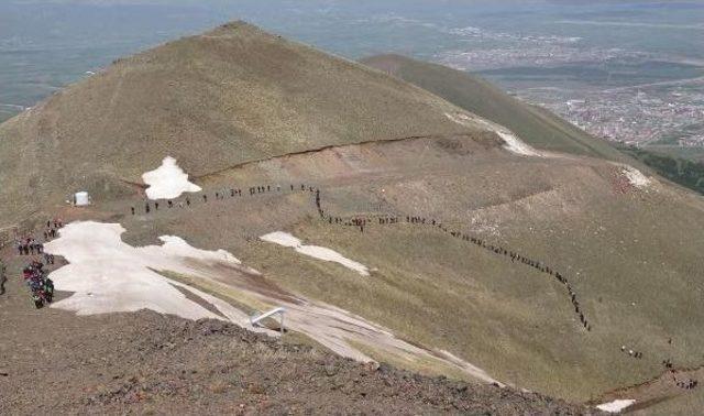 Gençler Palandöken Dağı Zirvesinde Dev Türk Bayrağı Açtı
