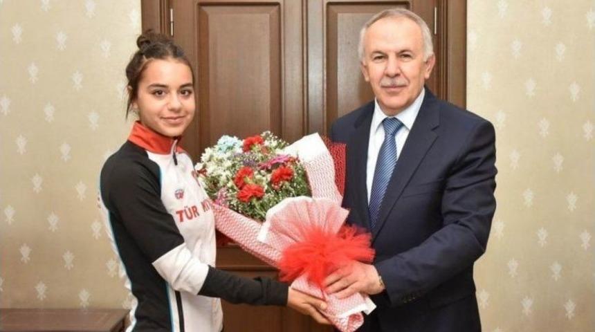 Vali Ata&rsquo;dan Gen&ccedil; Milli Sporculara Tebrik