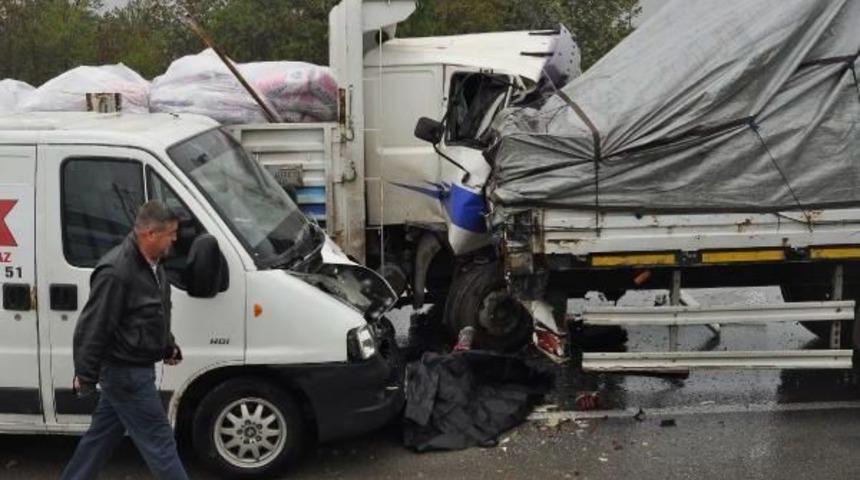 Minib&uuml;sle Tır'ın Arasında Sıkışarak Can Verdi