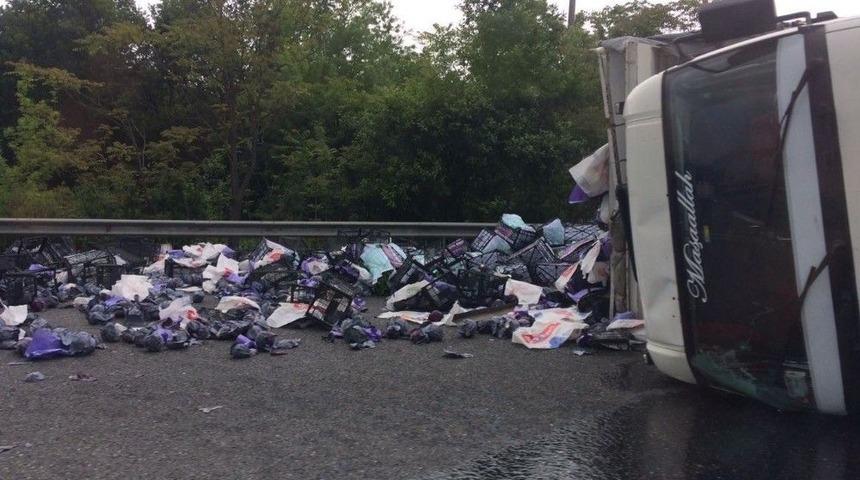 Tem&rsquo;de Sebze Y&uuml;kle Kamyon Devrildi