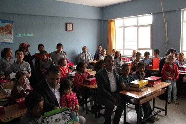 Şehit Ailesinden &Ouml;ğrencilere Ayakkabı 2