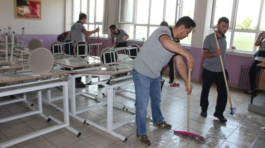 Bakmayın Tuvalet Temizlediklerine Onlar Aslında M&uuml;hendis