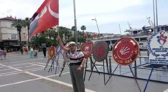 Atatürk Anıtı'na Elinde Bayrakla Gelip İstiklal Marşı Söyledi