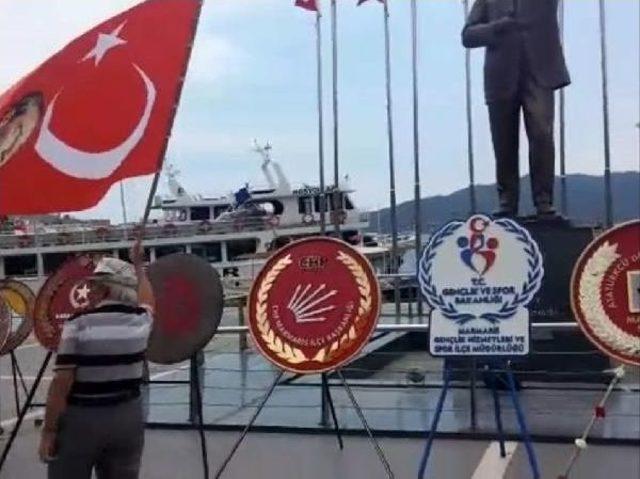 Atatürk Anıtı'na Elinde Bayrakla Gelip İstiklal Marşı Söyledi
