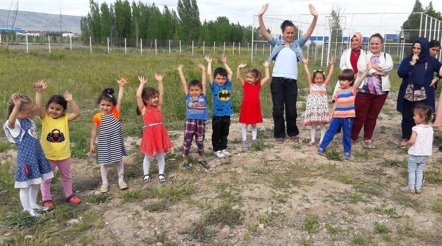 &lsquo;şenlikli Toplum&rsquo; &Ccedil;ocukları Fidan Dikti