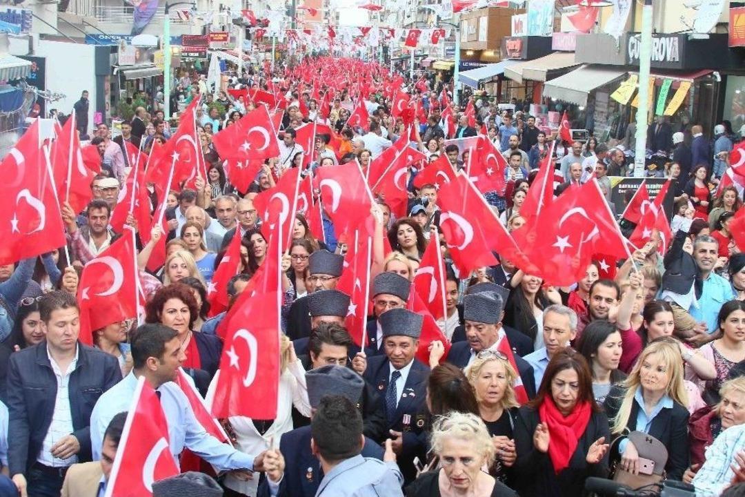 İzmir&rsquo;in İl&ccedil;elerini 19 Mayıs Coşkusu Sardı