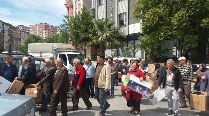 &Ccedil;ift&ccedil;ilere Koli Koli Tavuk Dağıtıldı