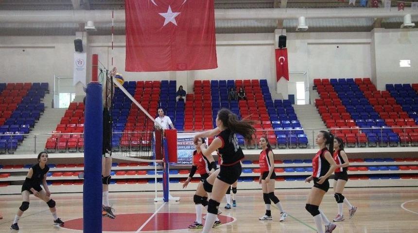 Yıldız Kızlar Voleybol Grup Birinciliği M&uuml;sabakaları Karab&uuml;k&rsquo;te Başladı