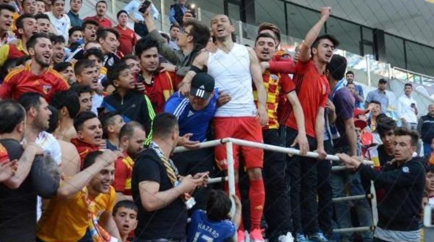 Kayserisporlu Umut Bulut: "k&uuml;mede Kalmanın Sevincini Yaşıyoruz"