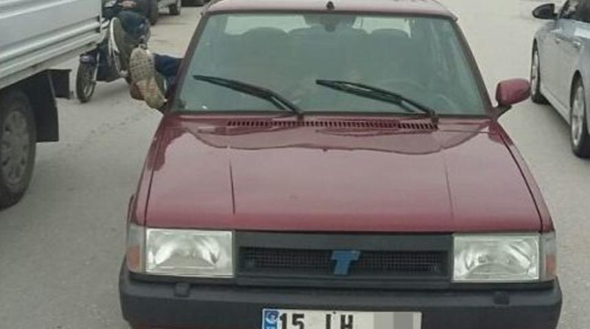 Direksiyon Başında Sızan S&uuml;r&uuml;c&uuml; İle Arkadaşı Polisi Harekete Ge&ccedil;irdi