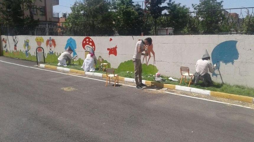 &Ouml;ğrenciler Okul Duvarlarına Masal Kahramanlarını &Ccedil;izdi