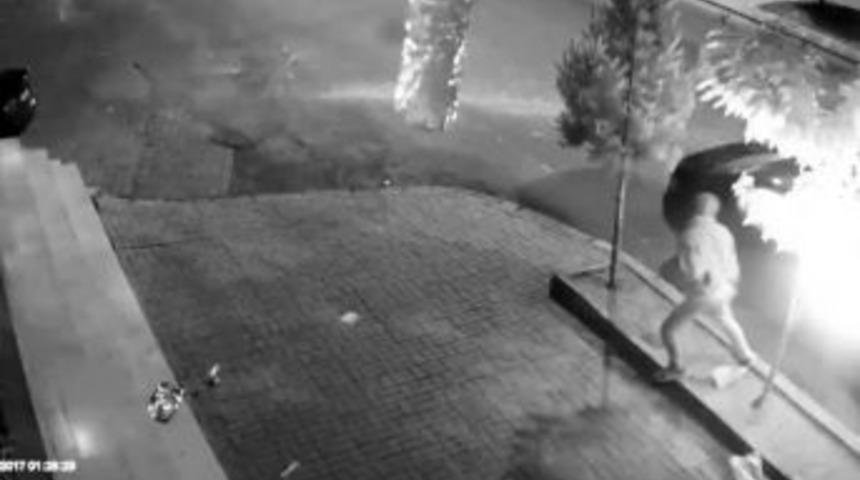 Otomobilin Kundaklanması Kameralara Yansıdı