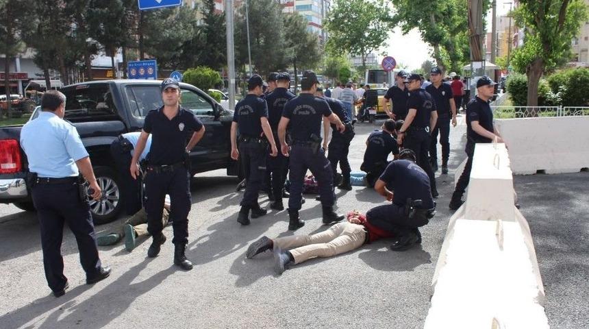 Valilik &Ouml;n&uuml;nde İki Grup Arasında Bı&ccedil;aklı Kavga: 7 G&ouml;zaltı