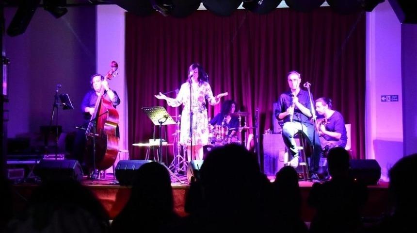 G&uuml;lcan Altan S&uuml;leymanpaşa&rsquo;da Konser Verdi