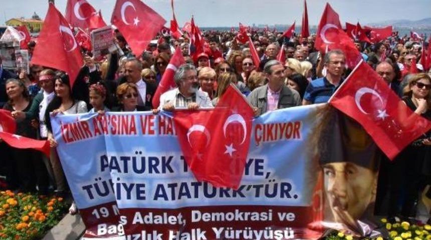 İzmir'de 'yurttaş Girişimi'nden 19 Mayıs Kutlaması