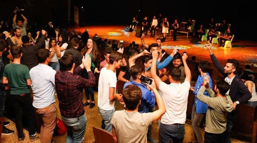 Gen&ccedil; Seslerden Unutulmayacak Performans