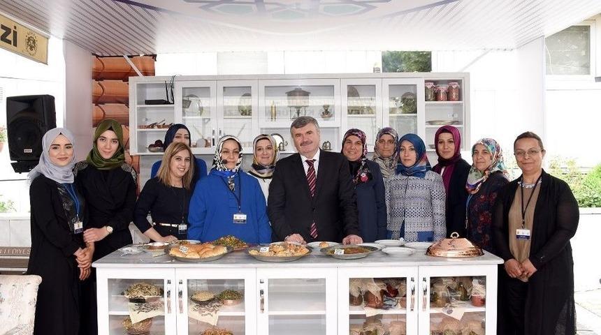 Başkan Aky&uuml;rek Komek Mutfağına Konuk Oldu