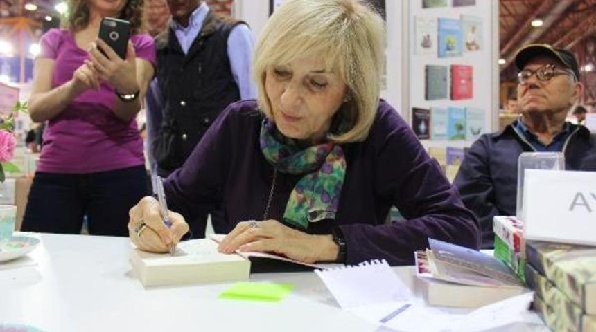 Ayşe Kulin Kitaplarını Imzaladı