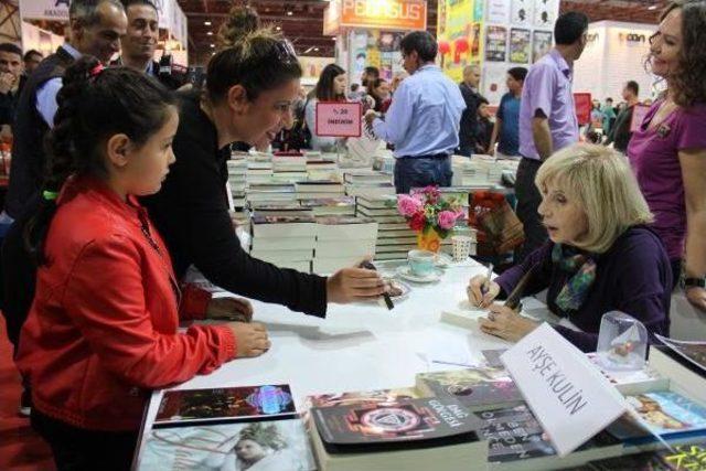 Ayşe Kulin Kitaplarını Imzaladı