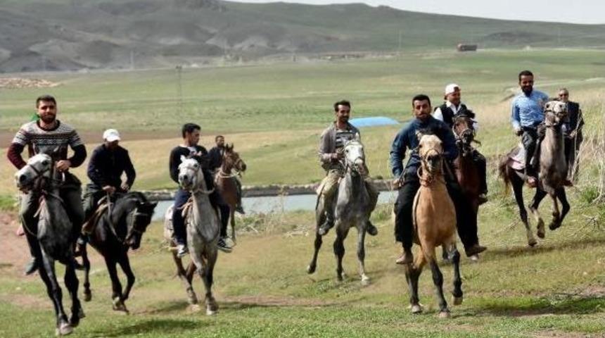 İran Sınırında 19 Mayıs Etkinliğinde At Yaraşı Yapıldı