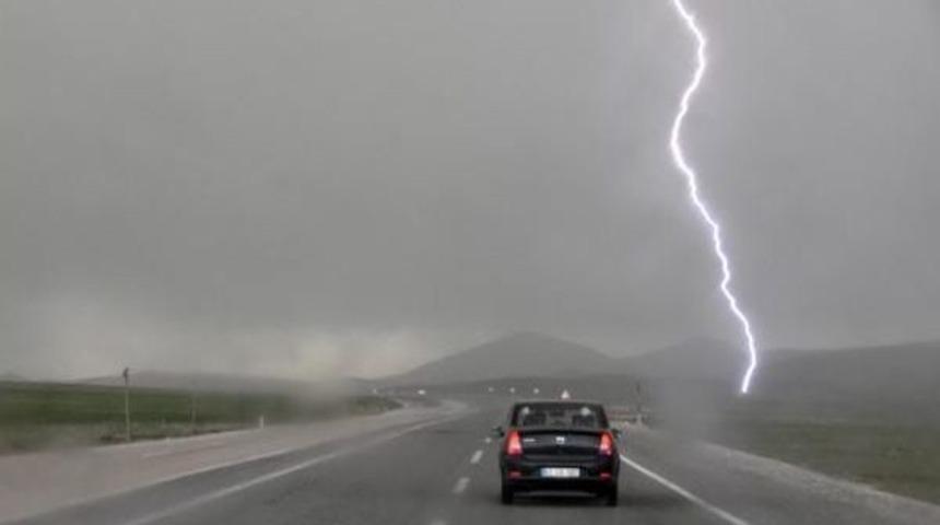 Van'da Peşpeşe Şimşek &Ccedil;akınca Arazidekiler Korkuya Kapıldı