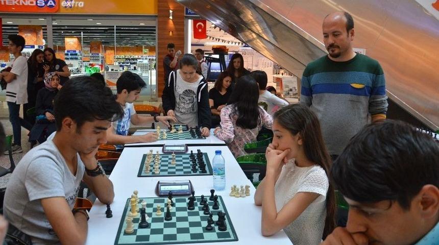 Gen&ccedil;ler Satran&ccedil;la Buluştu