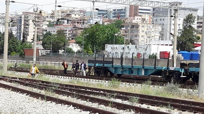 Vagonun &Uuml;zerine &Ccedil;ıkan &Ccedil;ocuk Elektrik Akımına Kapıldı