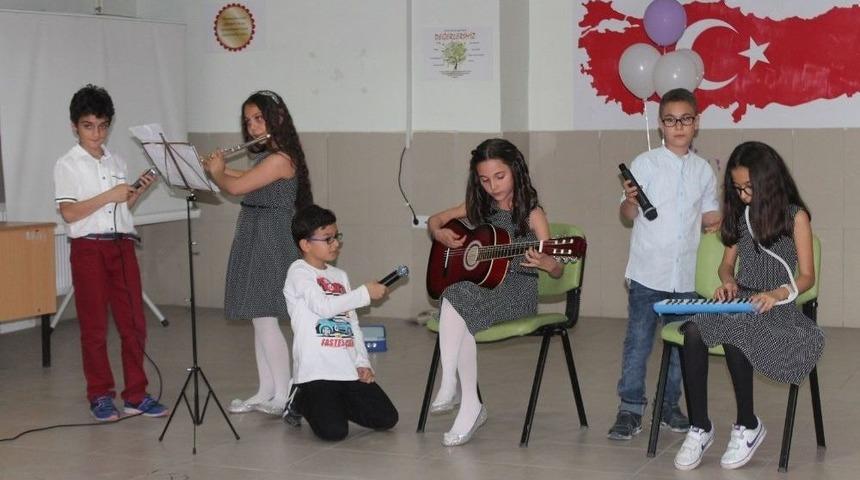 &Ccedil;ocuklarını Sahnede İzleyen Anneler Duygulandı