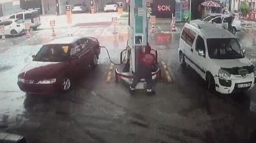 Otomobil Gaz Ka&ccedil;ağından Alev Aldı, S&uuml;r&uuml;c&uuml; Yaralandı