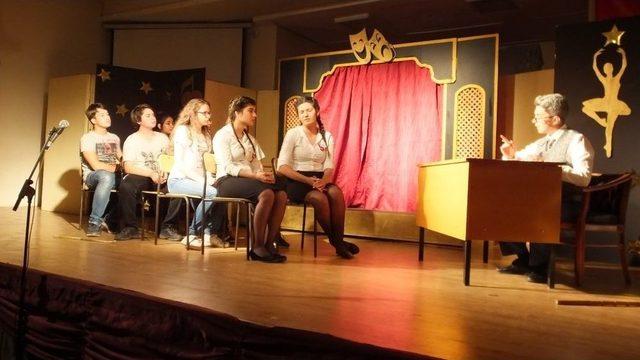 Burhaniye’ De Liseli Tiyatrocular Profesyonelleri Aratmadı
