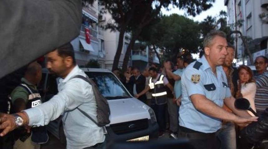 S&ouml;zc&uuml; Gazetesi İzmir Muhabiri G&ouml;kmen Ulu G&ouml;zaltına Alındı (2)