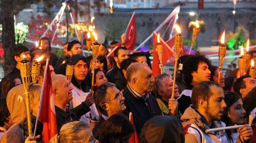 Yağmur Altında Fener Alayı