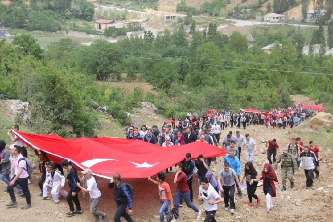 Hakkari&rsquo;de Asker Ve Vatandaş 19 Mayıs İ&ccedil;in Y&uuml;r&uuml;d&uuml;