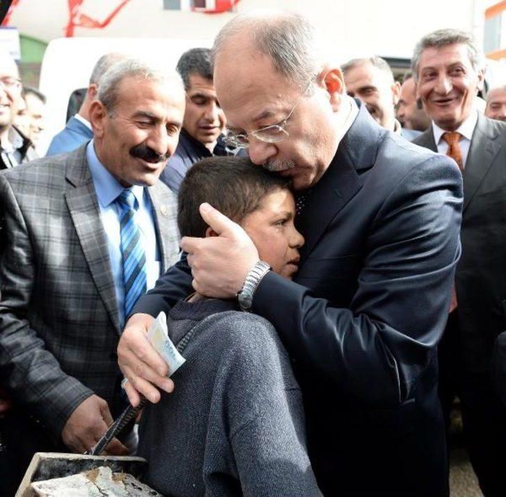 Bakan Akdağ'dan, Valinin Ayakkabı Boyattığı Çocuğa 100 Lira Harçlık