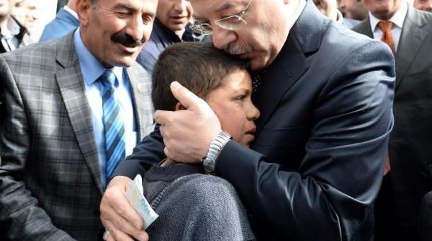 Bakan Akdağ'dan, Valinin Ayakkabı Boyattığı &Ccedil;ocuğa 100 Lira Har&ccedil;lık