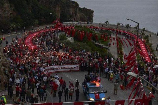 Antalya'da On Binler Yürüdü