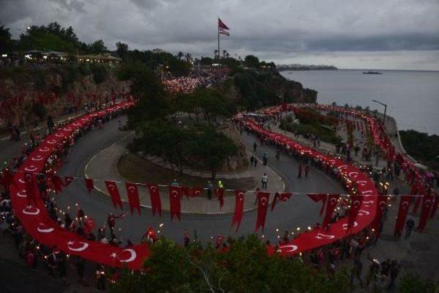 Antalya'da On Binler Yürüdü