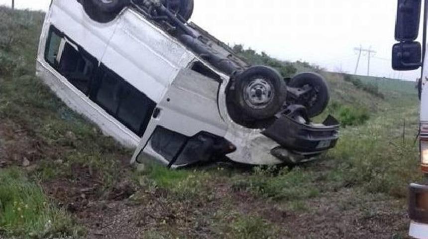 &Ccedil;orum'da &Ouml;ğrenci Servisi Takla Attı: 13 Yaralı