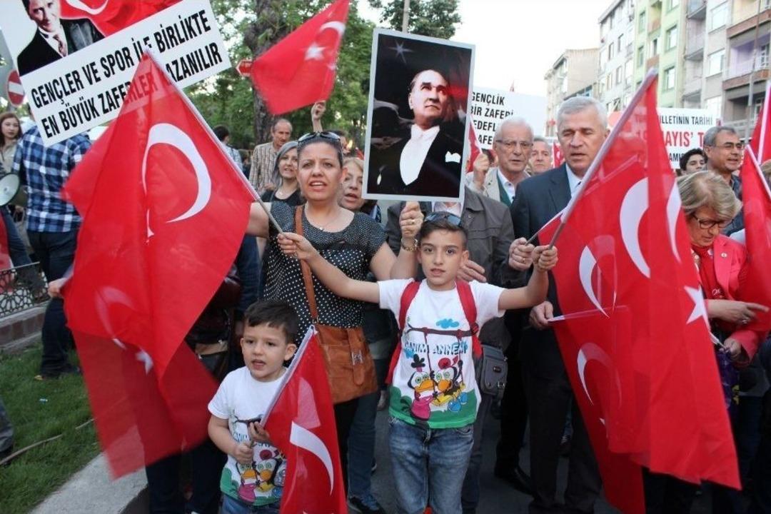 Edirne&rsquo;de 19 Mayıs Fener Alayı