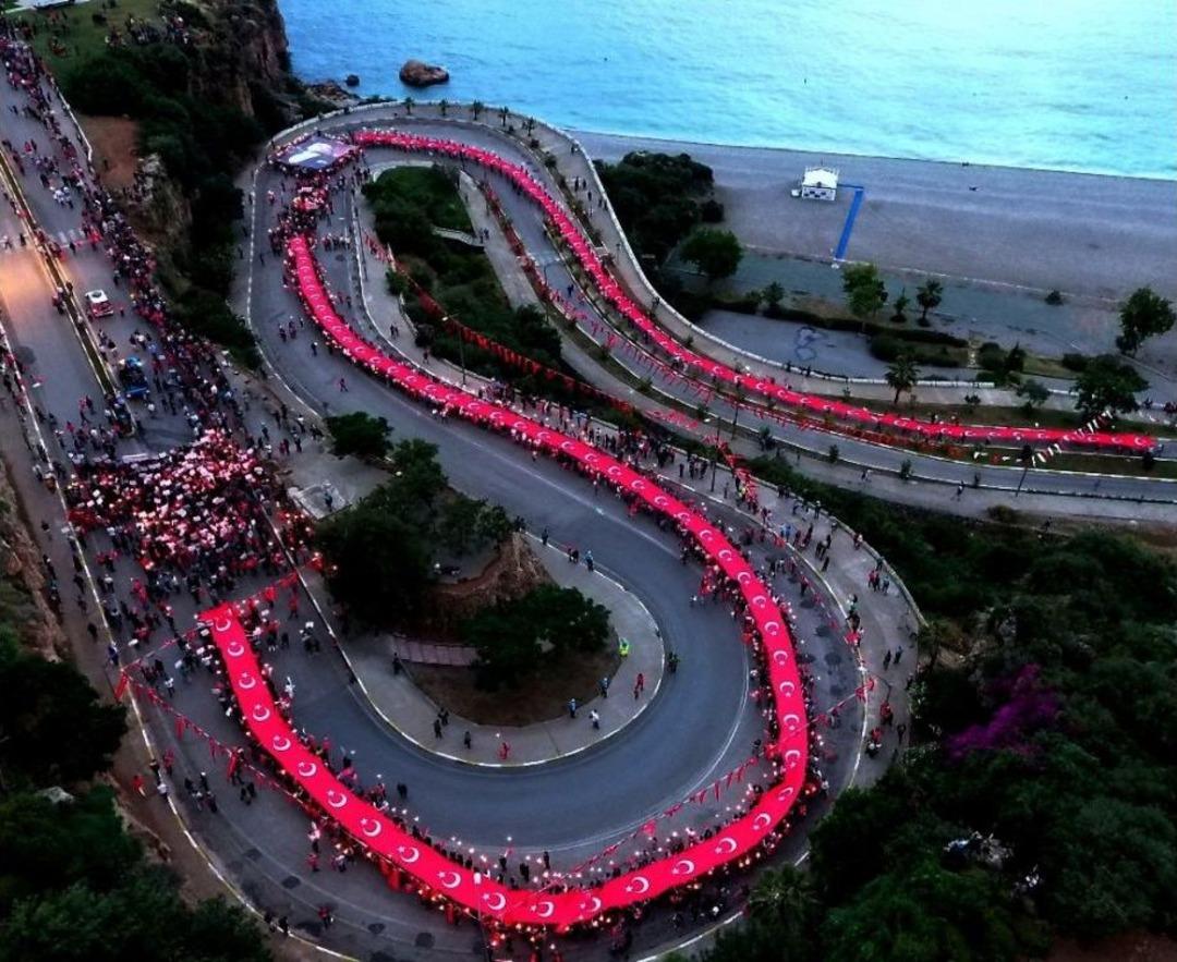 Konyaaltı Varyantı 400 Metrelik T&uuml;rk Bayrağıyla Kaplandı